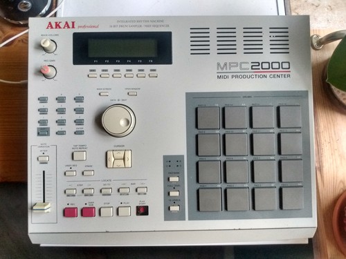 Akai mpc 2000 - akai, sampler